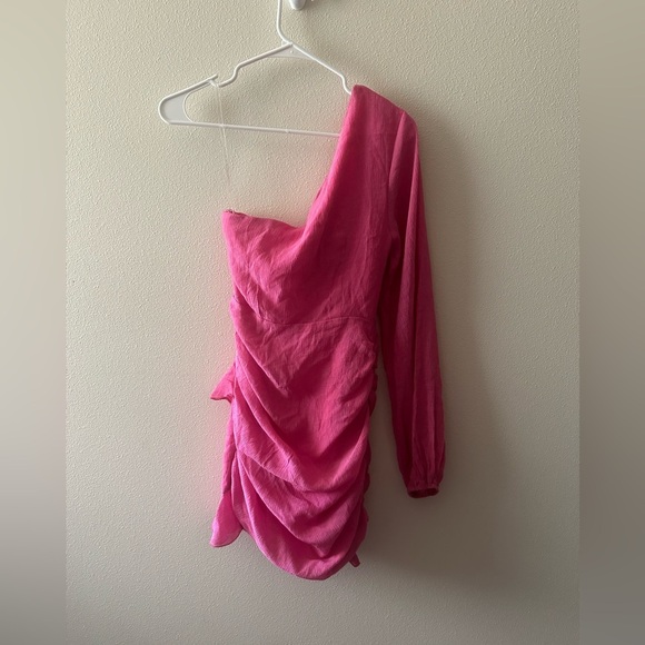 NWT showpo PAIGE MINI DRESS - ONE SHOULDER FRILL HEM WRAP SKIRT DRESS IN PINK - Picture 3 of 9